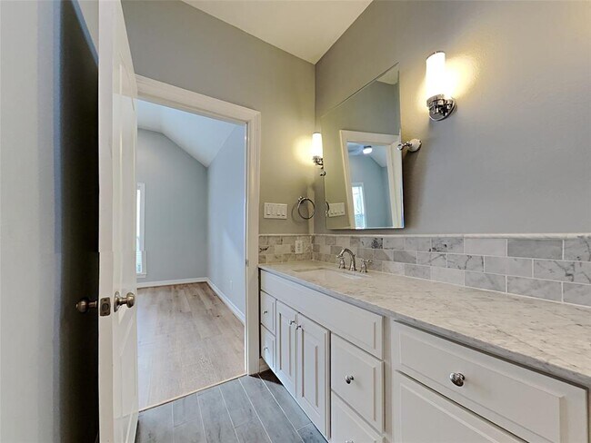 Building Photo - 839 Rosine St