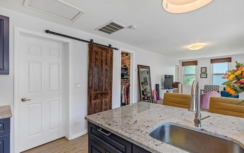 Building Photo - 520 N Ada St