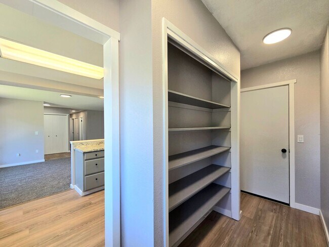 Building Photo - Beautifully Renovated 3-Bed. + Den, 2-Bath Rambler for Rent! ** LANDSCAPING INCLUDED!! ** + W/D!