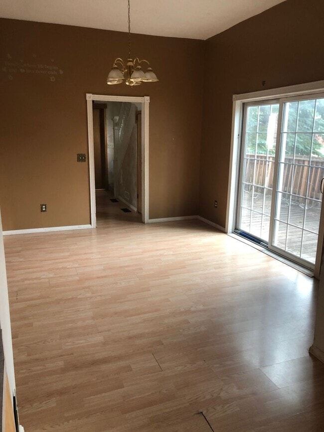Building Photo - 4 Bedrooms/2 Bath Home with attached Garage
