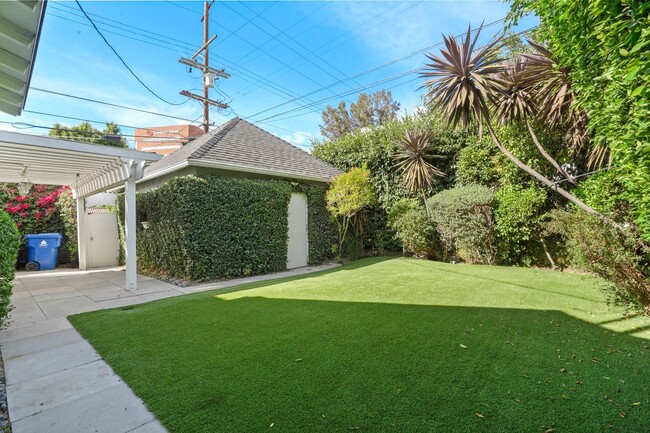 Building Photo - Beverly Grove 3bed 4bath Stunning home!