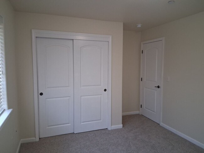 Building Photo - Cute, clean 2 bedroom upstairs apartment with patio.