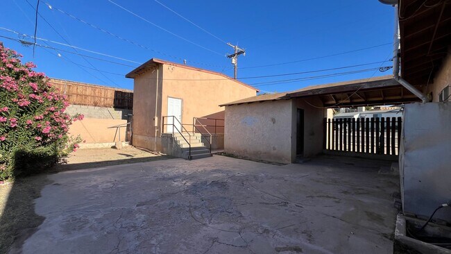 Building Photo - P008