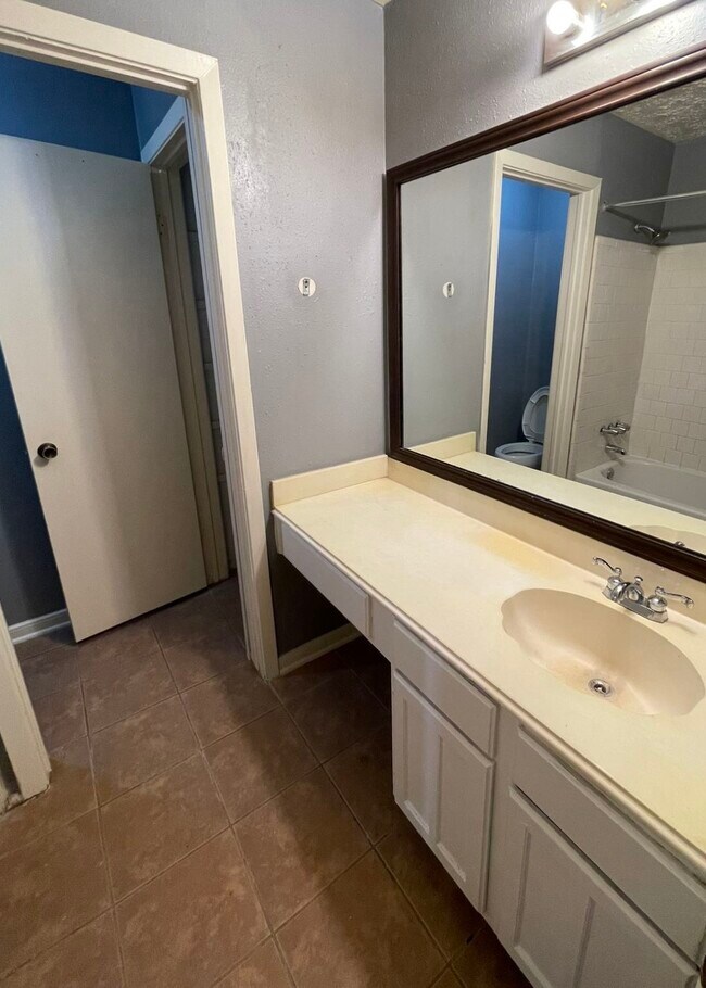 Building Photo - 16026 Highlander Dr