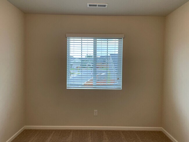 Building Photo - Beautiful 4 + Den Bedroom 2.5 Bath Home Lo...