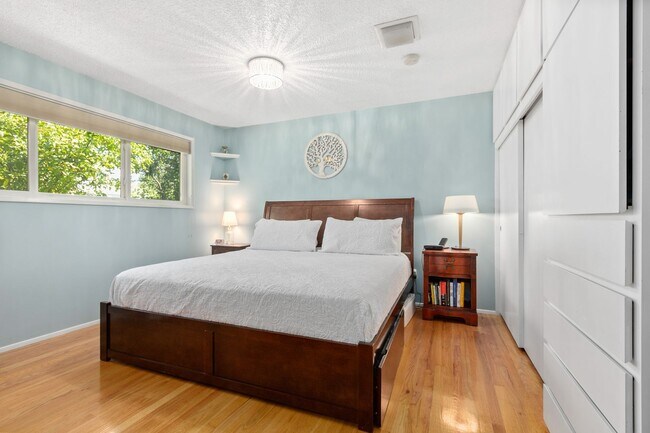 Building Photo - 4bd/2.75ba Seattle House