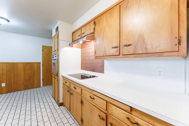 Building Photo - Remodeled throughout, 3/2/1