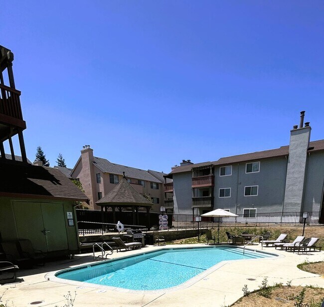 Building Photo - Available Now - 2 Bedroom 2 Bath Condo in ...