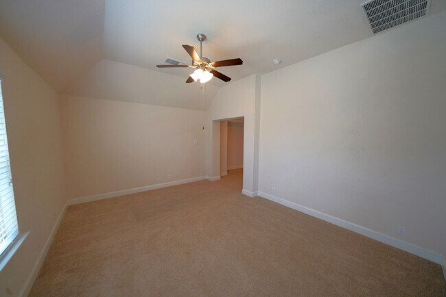 Building Photo - Executive Style Rental Now Available in Bo...