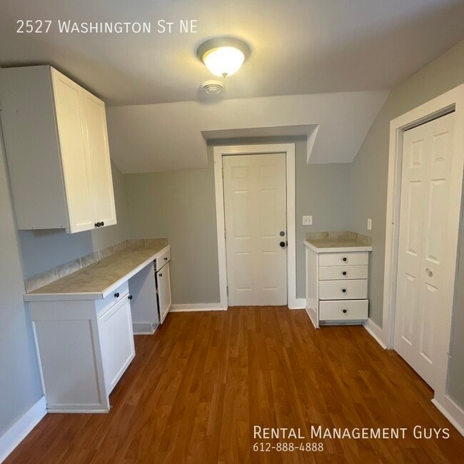 Building Photo - 4 Bedroom Home! Updated Kitchen and Office!