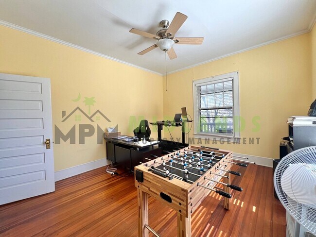 Building Photo - 2417B Clark Street