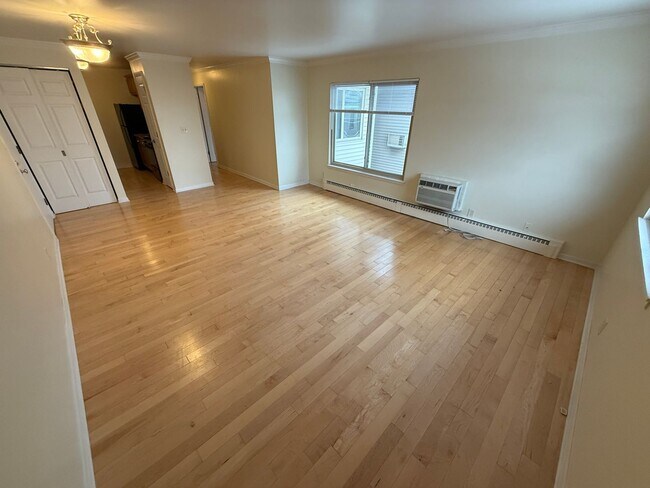 Building Photo - 2018 N Oakland Ave