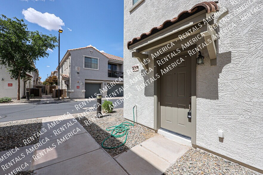 Building Photo - 7503 S 30th Run