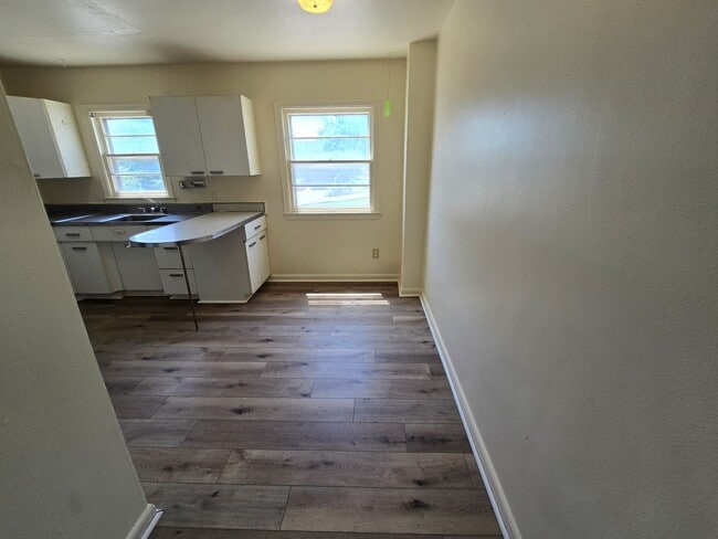 Building Photo - $900 - 2 Bedroom 1 Bathroom Townhome