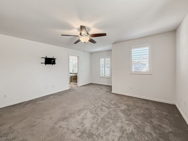 Building Photo - 3 bed, 2 1/2 bath townhome in sought-after Oak Terrace community