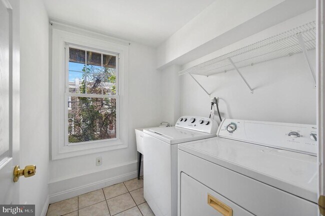 Building Photo - 447 Dupont St