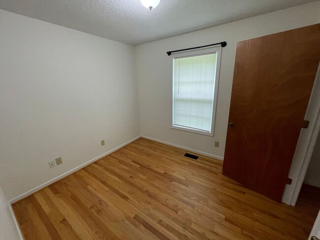 Building Photo - 3 bedroom 2 bath house available