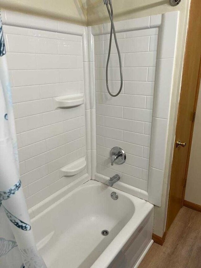 Building Photo - rare champlin 3 bed townhouse!