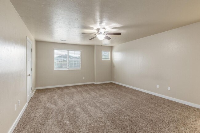 Building Photo - Comfort Meets Convenience in This Herriman...
