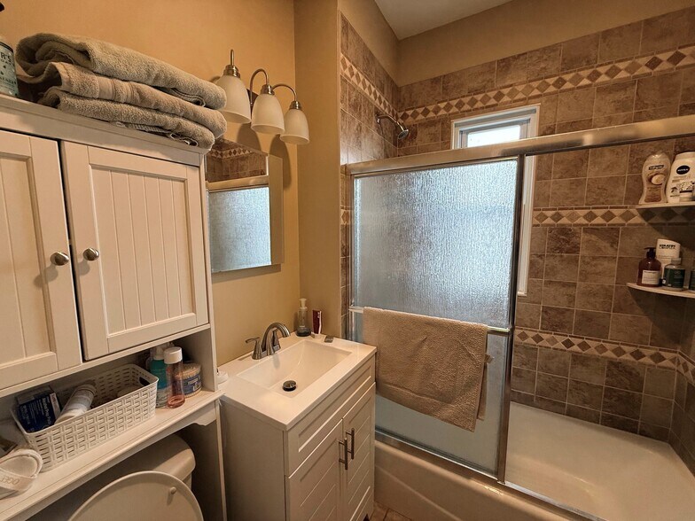 Building Photo - 42 Gibbens St