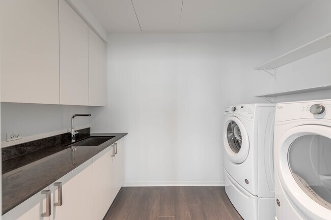 Building Photo - 220 E Illinois St