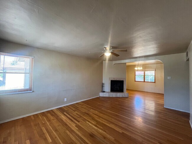 Building Photo - Quaint 3 Bedroom 2 Bathroom Home In The NE!