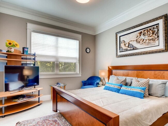 Building Photo - Highly desirable location and floor plan.