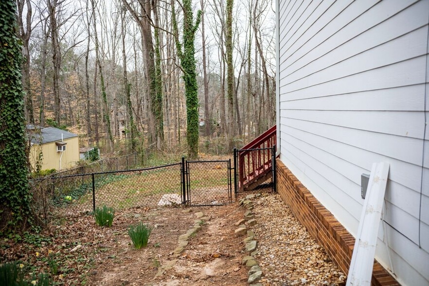 Building Photo - 917 Chartley Dr SW