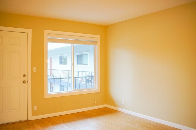 Building Photo - Corner 1-Bed w/ Off-Street Parking & FREE ...