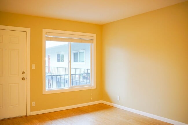 Building Photo - Corner 1-Bed w/ Off-Street Parking!