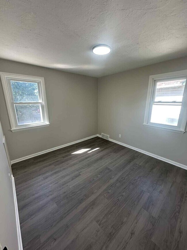 Building Photo - R64-310-312 16th Street NE