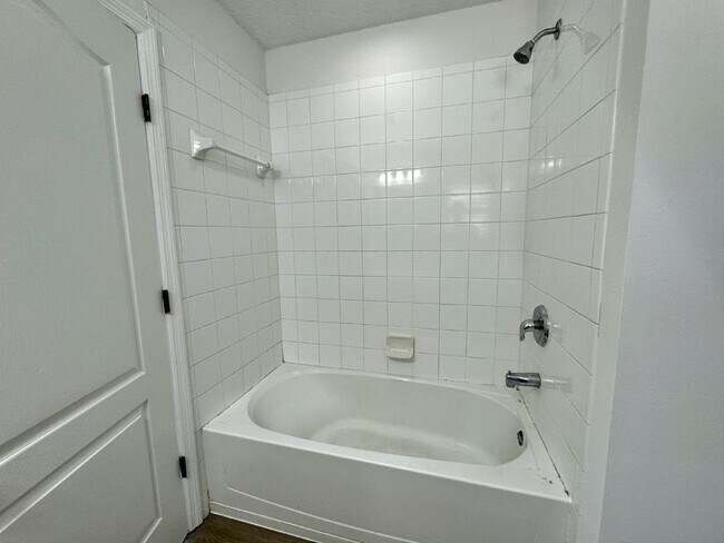 Building Photo - 3BR/2.5BA Paloma Townhome. Bright & Comfortable!