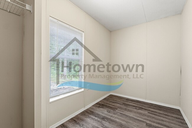 Building Photo - 2 Bedroom 1 Bath Home with Off Street Parking Available in Sagle!