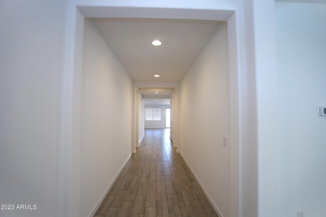 Building Photo - 2540 W Sunland Ave