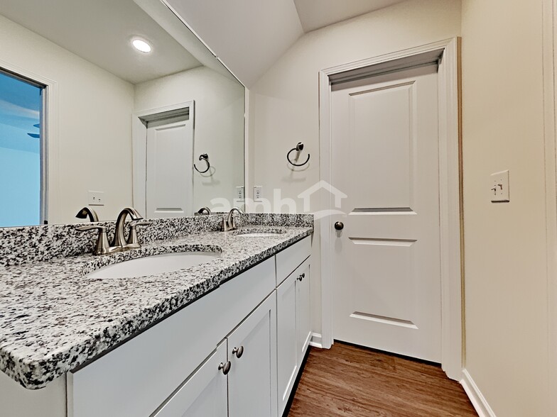 Building Photo - 330 Camp dr