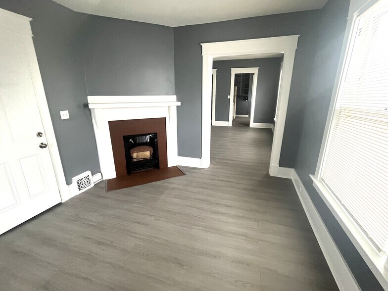 Building Photo - 548 E 7th St