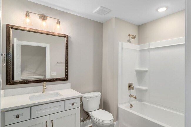 Building Photo - 204 Pineland Dr