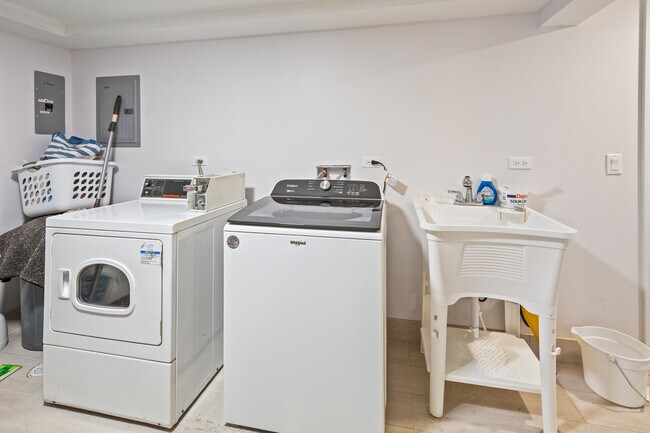 Building Photo - 5219 W Deming Pl