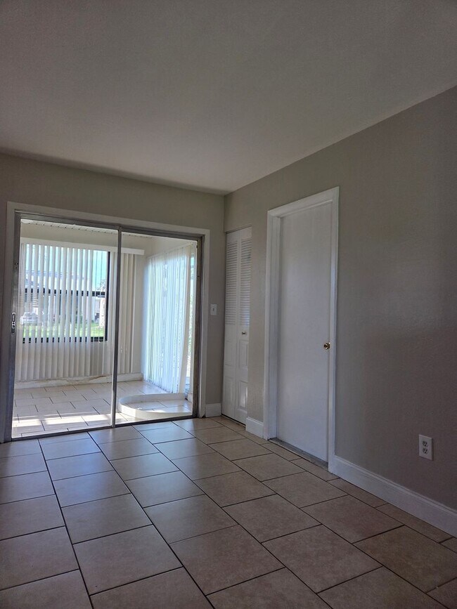 Building Photo - S. BISCAYNE & TAMIAMI TRAIL / 2 bedroom ho...