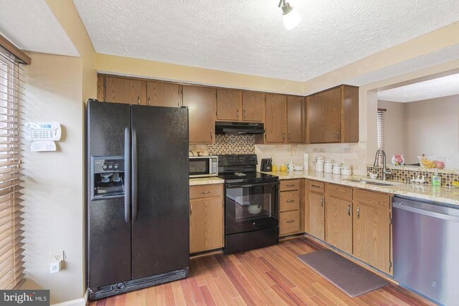 Building Photo - 6121 Cedar Wood Dr