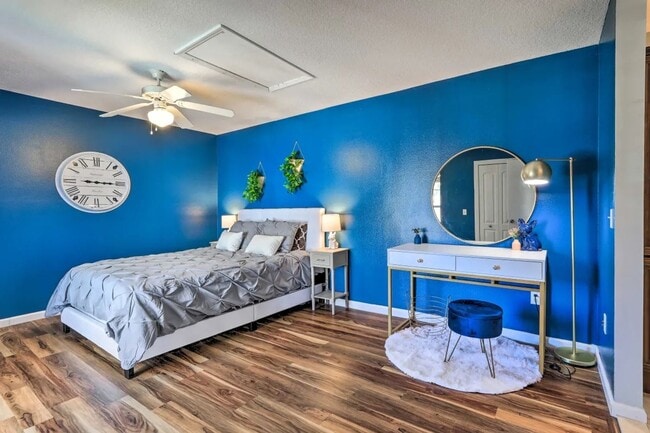 Building Photo - Townhome in Davenport now Available!