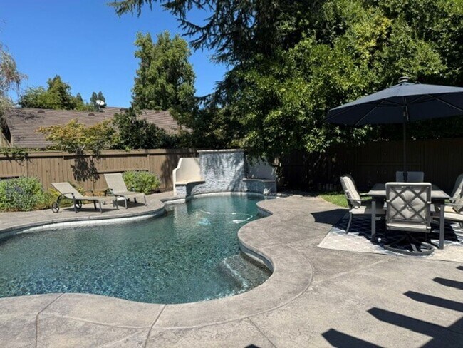 Building Photo - Gorgeous 3-Bedroom House in Gold River with pool