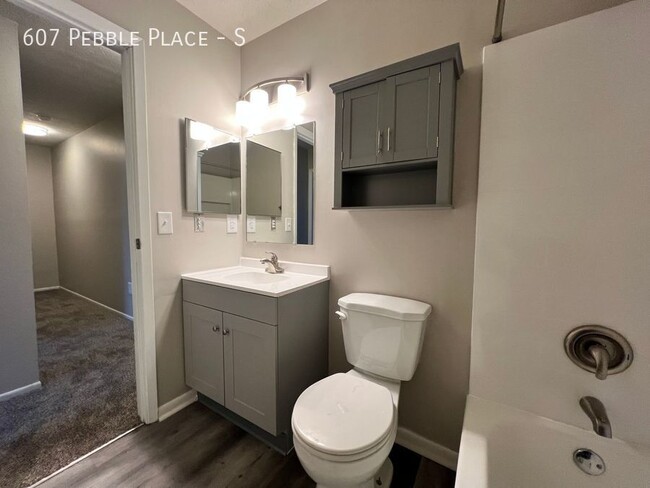 Building Photo - 607 Pebble Pl Dr