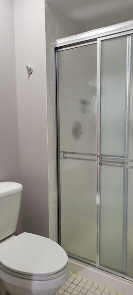 Master Bed Shower - 771 Hoover Dr