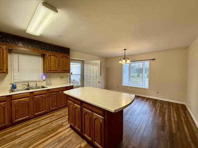 Building Photo - 117 Holly Ave