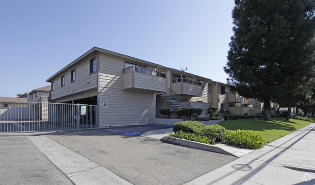 Building Photo - Lincoln Pines Apartments