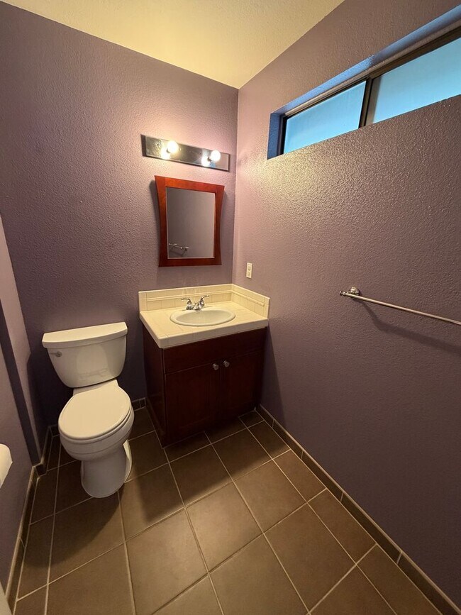 Building Photo - Charming Condo Located in the Highly Desirable Mountain Park Neighborhood of Lake Oswego.