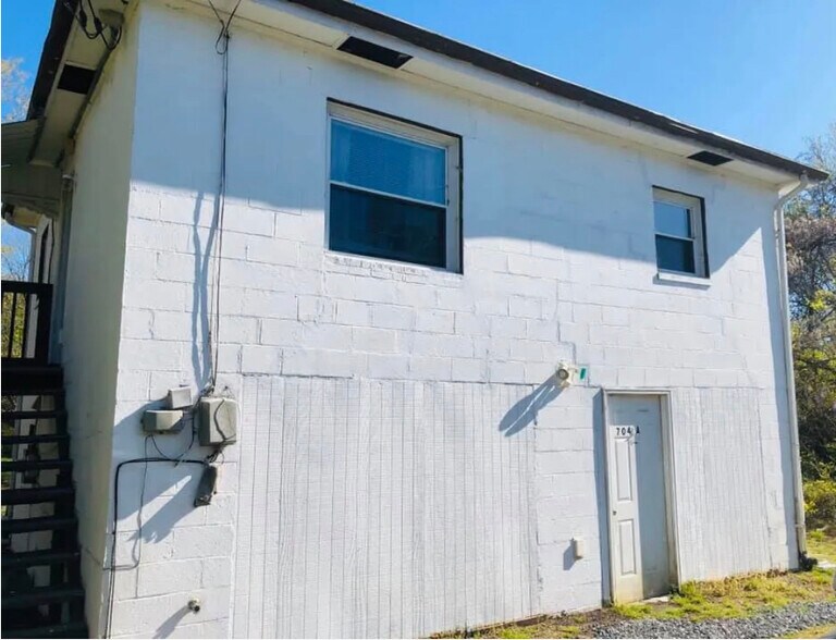 Building Photo - 704 Irving Ave