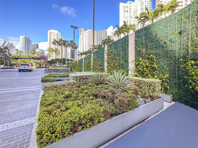 Building Photo - 540 Brickell Key Dr