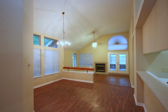 Building Photo - 15863 Meadow Village Dr